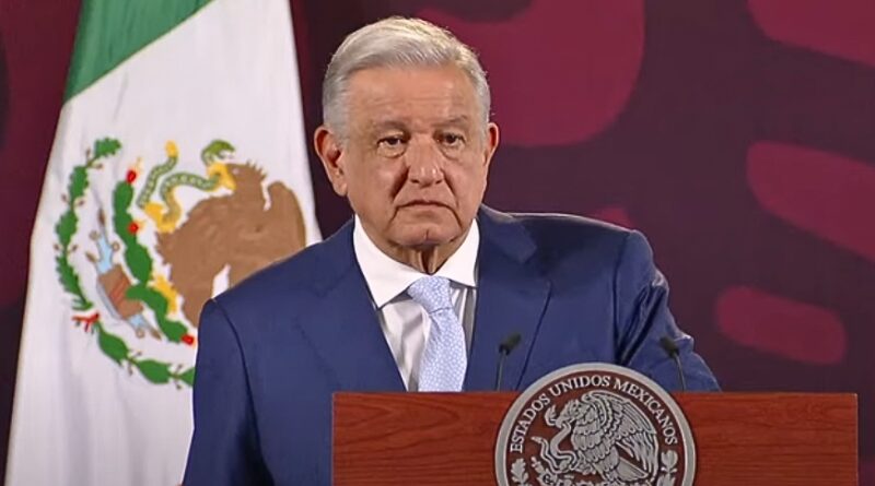 Presidente López Obrador cuestiona la unilateralidad estadounidense en su papel fiscalizador, señalando la falta de reciprocidad y la injerencia histórica.