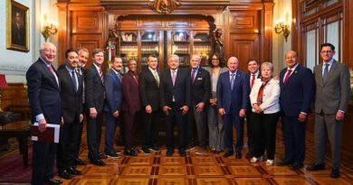 Legisladores demócratas y republicanos de EE.UU. visitan a López Obrador en Palacio Nacional, resaltando la importancia de la cooperación y buena vecindad para ambos países.