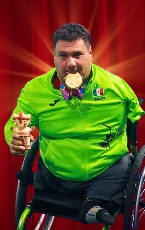 Abandonado por su padre y rechazado por escuelas, hoy es leyenda: Arnulfo Castorena gana su cuarta medalla de oro paralímpica para México.