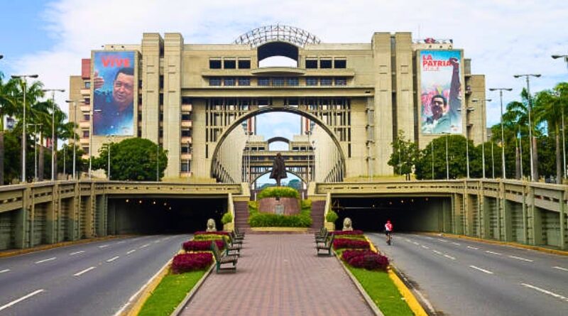 Caracas acusa a Washington de montar un “guion imperial” contra Maduro tras declaraciones de la fiscal Pam Bondi, a quien señalan de difundir calumnias.