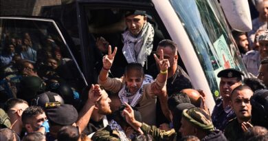 Más de 1,900 palestinos son liberados como parte de la primera fase del acuerdo de paz mediado por Estados Unidos en Oriente Medio.