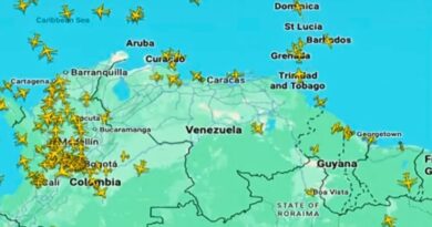 Gustavo Petro rechaza la decisión estadounidense de limitar vuelos hacia Venezuela y anuncia el restablecimiento del servicio aéreo civil entre ambos países.