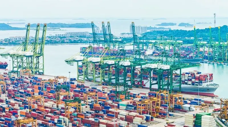 El gigante asiático supera por primera vez el billón de dólares en superávit comercial, pese a aranceles y tensiones económicas globales.