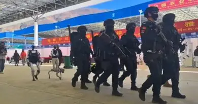 China integra oficiales, perros K9 y robots humanoides y cuadrúpedos en operaciones coordinadas, mostrando un avance estratégico en seguridad pública.