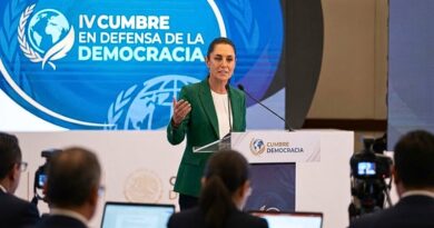 En la IV Cumbre en Defensa de la Democracia, la presidenta mexicana propuso redirigir presupuestos bélicos hacia programas ambientales y de bienestar.