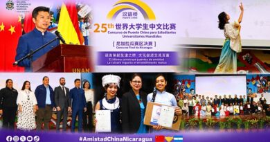 El embajador Qu Yuhui participó en el concurso “Puente Chino” en Managua, donde jóvenes destacaron su dominio del mandarín.
