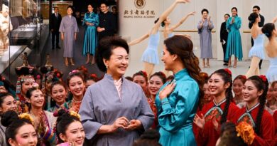 Peng Liyuan y Tamara Vucic impulsan el intercambio cultural entre China y Serbia durante una visita especial a la Academia de Danza de Beijing.