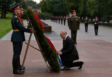 El presidente ruso depositó una ofrenda floral ante la Tumba del Soldado Desconocido, en una ceremonia que evoca la memoria de los 27 millones de víctimas soviéticas y reafirma el discurso oficial sobre la lucha contra el nazismo.