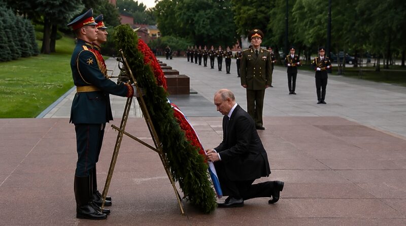 El presidente ruso depositó una ofrenda floral ante la Tumba del Soldado Desconocido, en una ceremonia que evoca la memoria de los 27 millones de víctimas soviéticas y reafirma el discurso oficial sobre la lucha contra el nazismo.