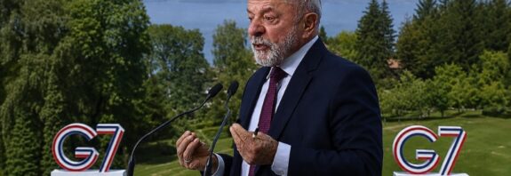 El mandatario brasileño denuncia en Evian que las políticas de desregulación y austeridad han fracturado la democracia y han disparado la desigualdad global.