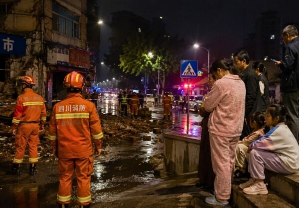 Un movimiento telúrico de magnitud 5.5 despertó a miles de habitantes en Yibin, Sichuan. El saldo preliminar reporta 13 lesionados leves y casi 200 personas evacuadas.