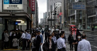 Un terremoto de magnitud 6,9 sacudió la región de Tohoku durante la hora pico matutina; autoridades descartan tsunami y reportan daños limitados.