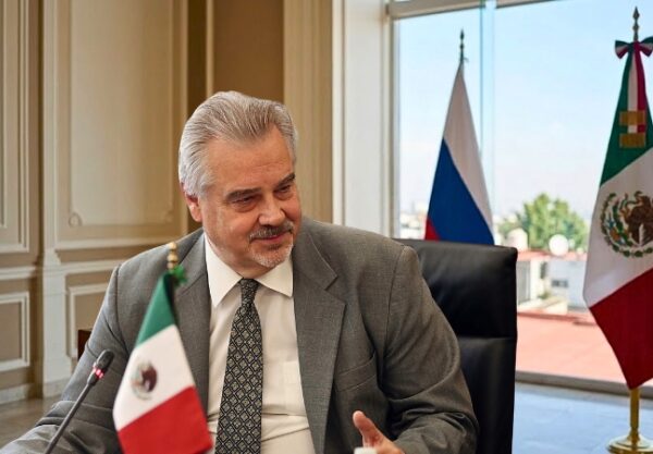 El embajador Nikolay Sofinsky destaca el camino de transformación de su país y la consolidación de un sistema de gestión y de reformas sociales.