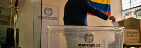 El mandatario colombiano reafirma su compromiso con la soberanía y la libertad, en una jornada electoral definida como un plebiscito entre la República y el dominio de "tiranos" o intereses extranjeros.