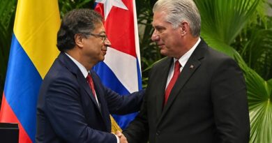 El presidente colombiano sustituye compromisos en la OEA y la ONU por una visita a La Habana, en un contexto de tensiones regionales y cambios políticos en Colombia.