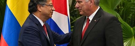 El presidente colombiano sustituye compromisos en la OEA y la ONU por una visita a La Habana, en un contexto de tensiones regionales y cambios políticos en Colombia.