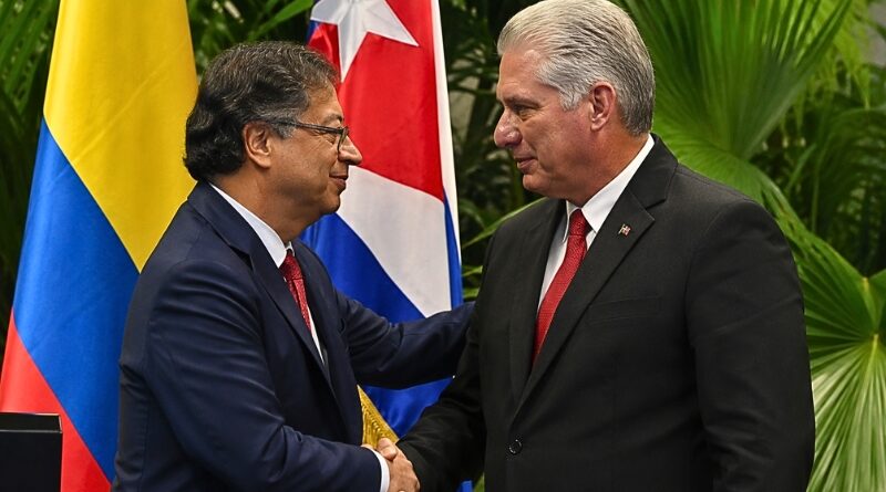 El presidente colombiano sustituye compromisos en la OEA y la ONU por una visita a La Habana, en un contexto de tensiones regionales y cambios políticos en Colombia.