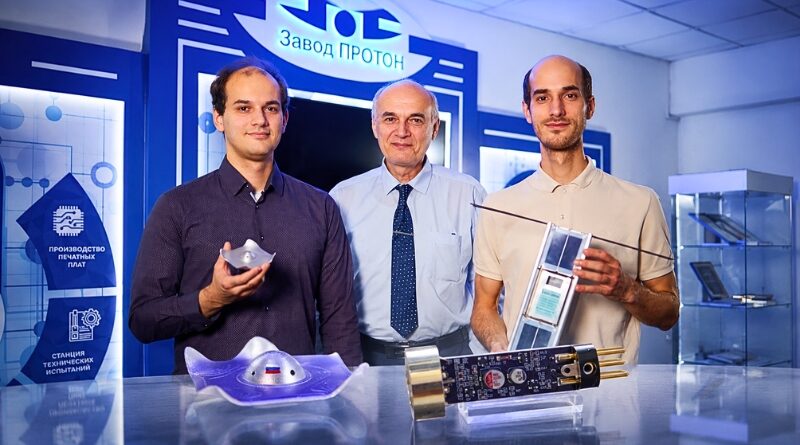 El Centro Científico Technopolis Moscow revela un minitransbordador reutilizable y un sensor cuántico de vanguardia, marcando un hito en la seguridad orbital y el estudio del cosmos.