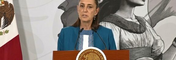 La mandataria mexicana rechazó categóricamente los señalamientos del titular de la agencia antidrogas estadounidense, le exigió concentrarse en los problemas internos de su país y exigió respeto a la soberanía nacional