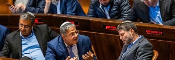 El gobierno irlandés materializa su postura crítica con la ofensiva en Gaza vetando la entrada a los ministros de extrema derecha Ben-Gvir y Smotrich, en un movimiento que busca escalar la presión a nivel comunitario.