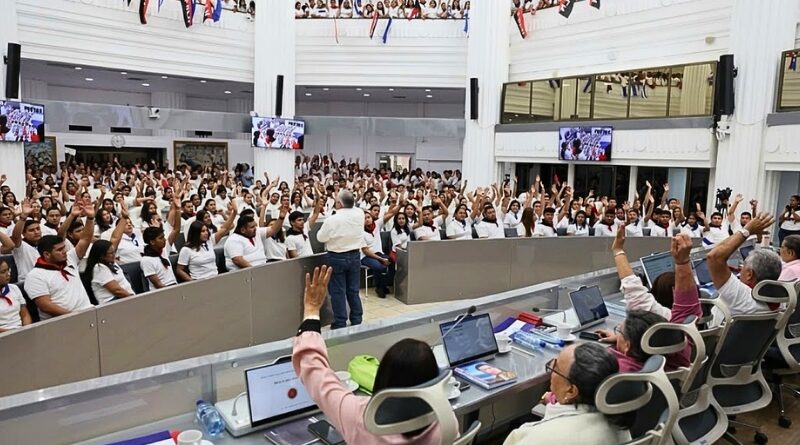 Miles de nicaragüenses ocuparon el hemiciclo legislativo para avalar la reforma a la Carta Magna y prometer continuidad al proceso nacional de escucha.