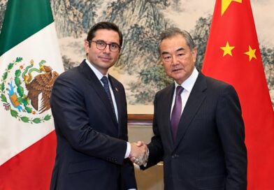 Wang Yi y Roberto Velasco Álvarez acordaron profundizar el diálogo político y la cooperación bilateral, mientras Beijing defendió una relación sin injerencias externas.