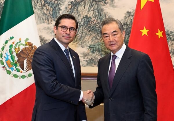 Wang Yi y Roberto Velasco Álvarez acordaron profundizar el diálogo político y la cooperación bilateral, mientras Beijing defendió una relación sin injerencias externas.