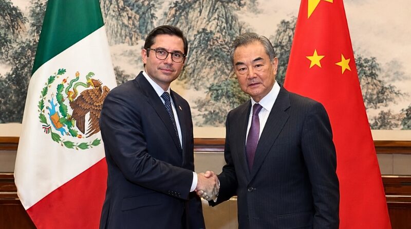 Wang Yi y Roberto Velasco Álvarez acordaron profundizar el diálogo político y la cooperación bilateral, mientras Beijing defendió una relación sin injerencias externas.