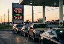 La nueva ley busca asfixiar la energía rusa y castigar a sus compradores, pero el alza del combustible amenaza con golpear primero a Washington.