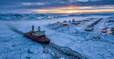 Tras el pacto sobre Groenlandia y la cumbre de Laponia, Bruselas busca un papel polar que Washington ya ha ocupado con bases, radares y rompehielos