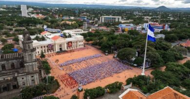 Cientos de estudiantes desfilaron en la Plaza de la Revolución de Managua con bandas rítmicas y muestras culturales por el 15 de septiembre.