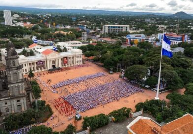 Cientos de estudiantes desfilaron en la Plaza de la Revolución de Managua con bandas rítmicas y muestras culturales por el 15 de septiembre.