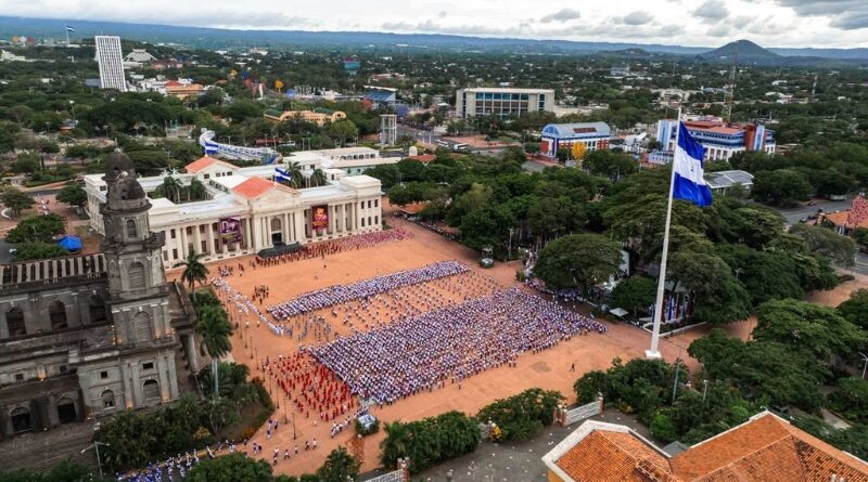 Cientos de estudiantes desfilaron en la Plaza de la Revolución de Managua con bandas rítmicas y muestras culturales por el 15 de septiembre.