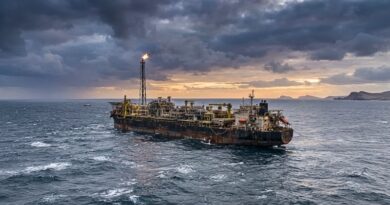 La petrolera británica invertirá 44 millones de dólares en un buque que operará frente a las islas, pese a las advertencias de Buenos Aires.