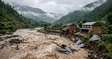 Una crecida repentina arrasó decenas de viviendas en Gorkha, mientras Nepal aún se recupera del colapso glaciar que dejó más de mil 400 muertos.