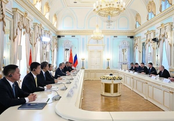 El presidente ruso recibió al primer ministro chino en el Palacio Konstantinovsky; destacó el avance comercial y la cita de la APEC en Shenzhen.