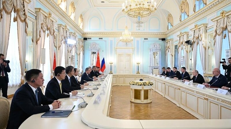 El presidente ruso recibió al primer ministro chino en el Palacio Konstantinovsky; destacó el avance comercial y la cita de la APEC en Shenzhen.