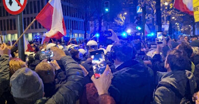 Una polémica toma de control del organismo, protestas frente a su sede y el regreso urgente de Nawrocki sacuden la política polaca.