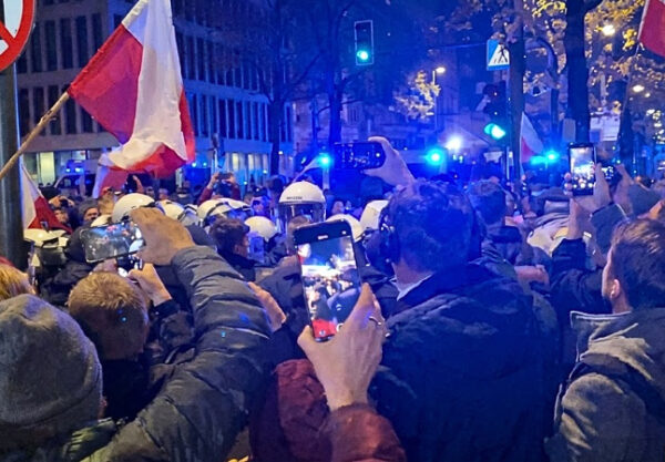 Una polémica toma de control del organismo, protestas frente a su sede y el regreso urgente de Nawrocki sacuden la política polaca.