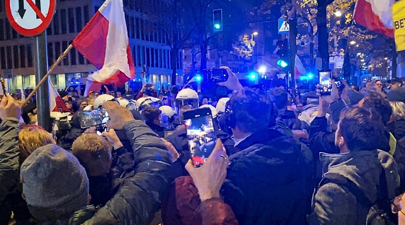 Una polémica toma de control del organismo, protestas frente a su sede y el regreso urgente de Nawrocki sacuden la política polaca.