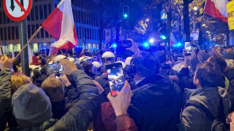 Una polémica toma de control del organismo, protestas frente a su sede y el regreso urgente de Nawrocki sacuden la política polaca.