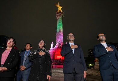 Con motivo del Día de Teherán, el monumento de Reforma se iluminó como homenaje a la capital iraní y gesto de solidaridad con Irán
