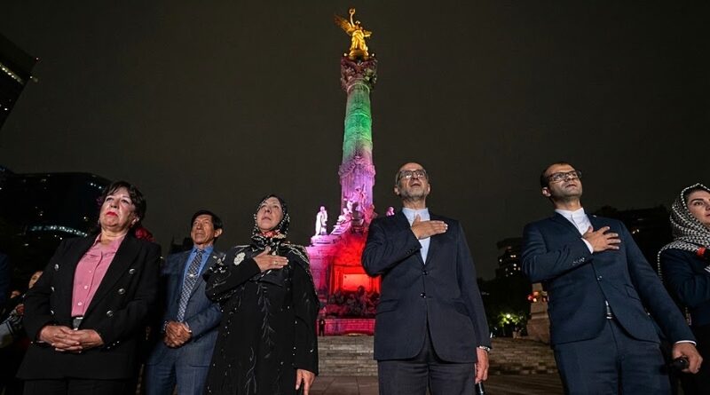 Con motivo del Día de Teherán, el monumento de Reforma se iluminó como homenaje a la capital iraní y gesto de solidaridad con Irán